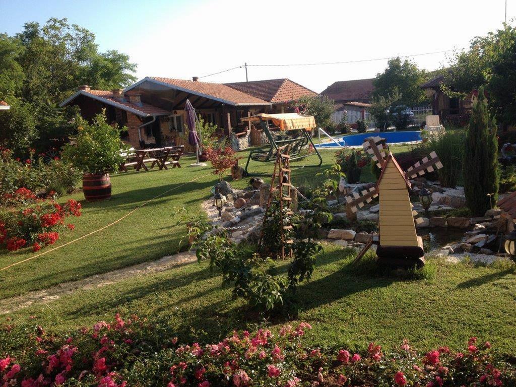 Guest House Rose Smederevska Palanka Ngoại thất bức ảnh